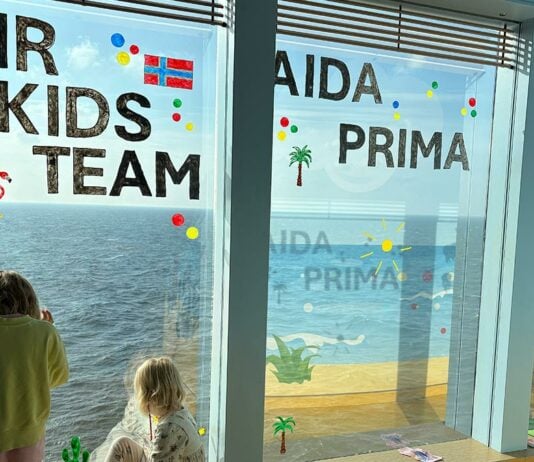 Ankis Kinder stehen am Fenster im Kids-Bereich und schauen aufs Meer.