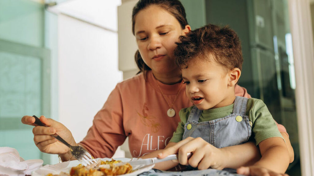 Die Lieblingshose rutscht plötzlich? Was hinter Gewichtsschwankungen bei Kindern stecken kann