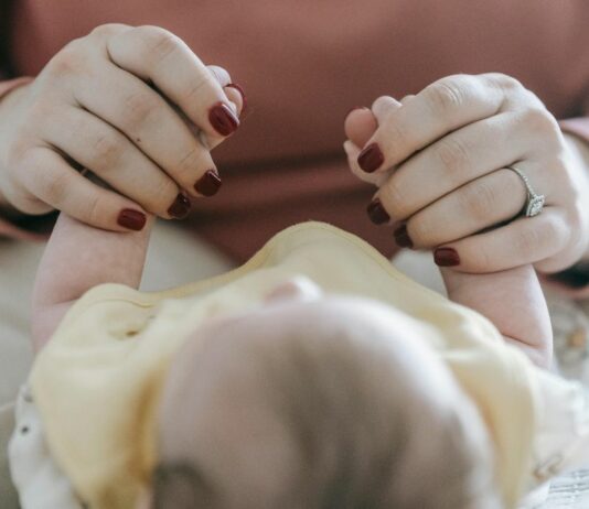 Es ist wichtig, beim Wickeln mit dem Baby in Kontakt zu sein und dabei alle Körperteile richtig zu benennen.