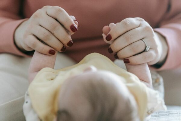 Es ist wichtig, beim Wickeln mit dem Baby in Kontakt zu sein und dabei alle Körperteile richtig zu benennen.