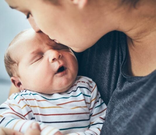 Mamas Stimme ist besonders für Frühchen wichtig.