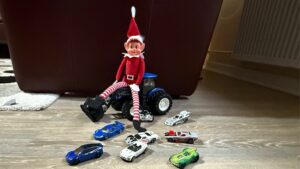 Der Elf hat die Spielzeugautos ein Rennen fahren lassen.