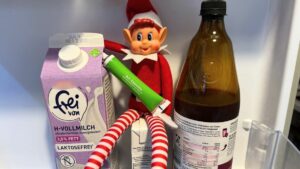 Schneller Streich für den Elf on the Shelf: Die Milch im Kühlschrank bunt färben.
