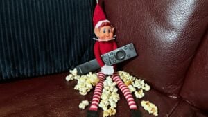 Während die Kinder schlafen, hat der Elf on the Shelf einen Weihnachtsfilm geschaut.