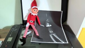 Super schnell gemacht: Der Elf on the Shelf überrascht die Kinder mit einem Kopierer-Selfie.