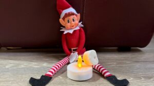Der Elf on the Shelf hatte Hunger - und grillst sich einen Marshmallow.