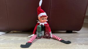 Bereit für den nächsten Streich: Der Elf on the Shelf lackiert nachts Papas Nägel.
