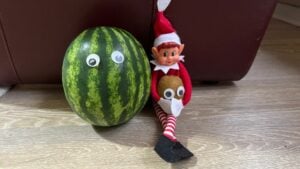 Dieser Streich ist wirklich schnell gemacht: Der Elf on the Shelf verpasst dem Obst Augen.