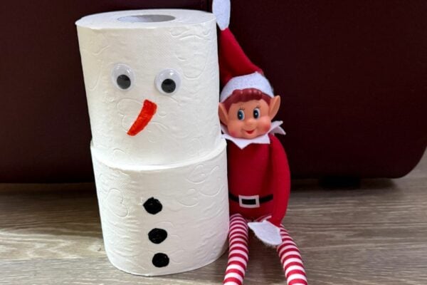 Der Elf on the Shelf spielt im Advent viele Streiche - wir haben 24 einfache Ideen gesammelt.
