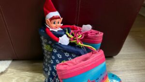 Überraschung am Morgen: Der Elf on the Shelf hat die Schnürsenkel zusammengebunden.