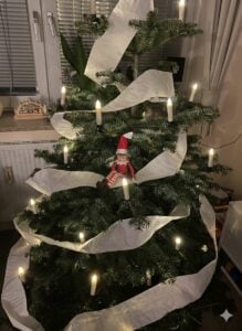 Der Elf hat umdekoriert - und zwar den Weihnachtsbaum mit Klopapier.