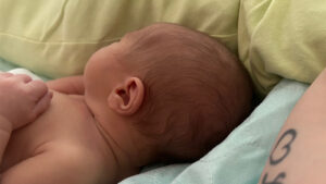 Sabrinas Regenbogenbaby kurz nach der Geburt.