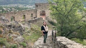 Laura hat ihren Sohn bei einem Ausflug in der Trage.