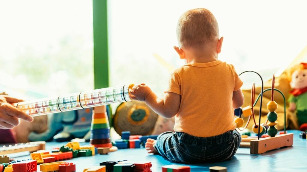 „Gebt mir mein Kind!” Mutter wütend wegen Kita-Regel