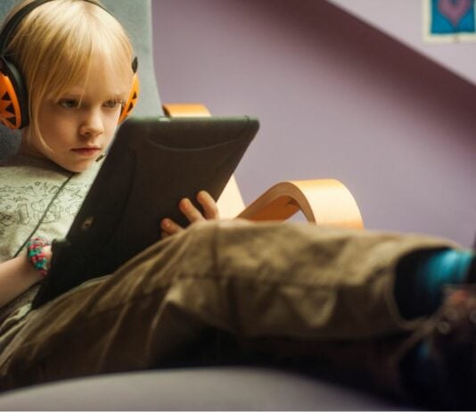 Damit ich am Wochenende etwas länger schlafen kann, dürfen meine Kinder ans Tablet.