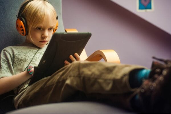 Damit ich am Wochenende etwas länger schlafen kann, dürfen meine Kinder ans Tablet.
