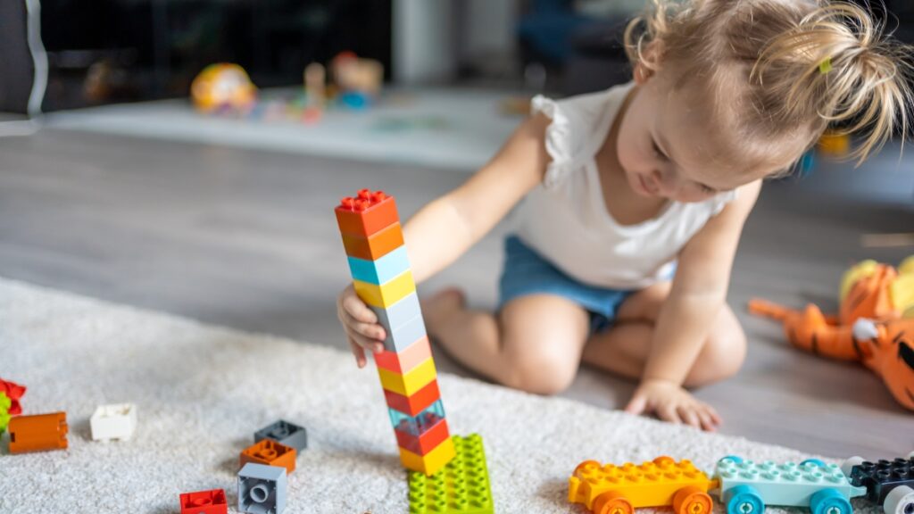 Ganz leicht: Beim Spielen die Entwicklung deines Kindes fördern