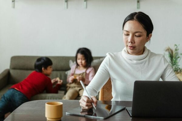 Bitter, aber wahr: Kinder sind leider immer noch ein Nachteil – aus Arbeitgebersicht.