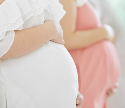 Mutter und Tochter erwarten beide ein Baby vom gleichen Mann - oder doch nicht?