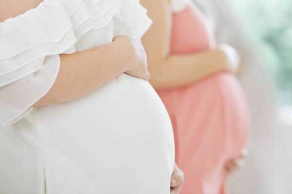 Mutter und Tochter erwarten beide ein Baby vom gleichen Mann - oder doch nicht?