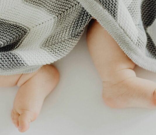 Nicht zu warm, keine Decke... Beim Thema sicherer Babyschlaf gibt es einiges zu beachten.
