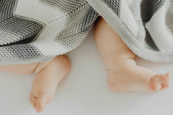 Nicht zu warm, keine Decke... Beim Thema sicherer Babyschlaf gibt es einiges zu beachten.