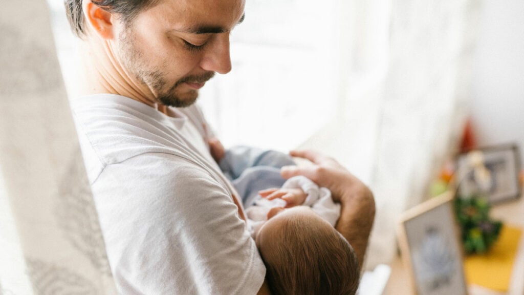 Vaterschaftsurlaub vor dem Aus? Was die Regierung plant, macht sprachlos