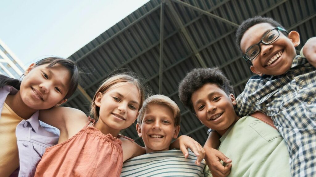 Rassismus beginnt im Kleinen: 5 Beispiele, die man Kindern gut erklären kann