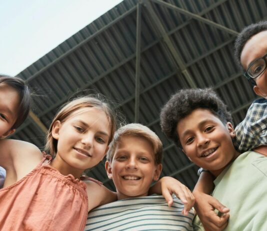 Kinder sind unvoreingenommen – und bleiben es auch, wenn wir es ihnen nur vormachen.