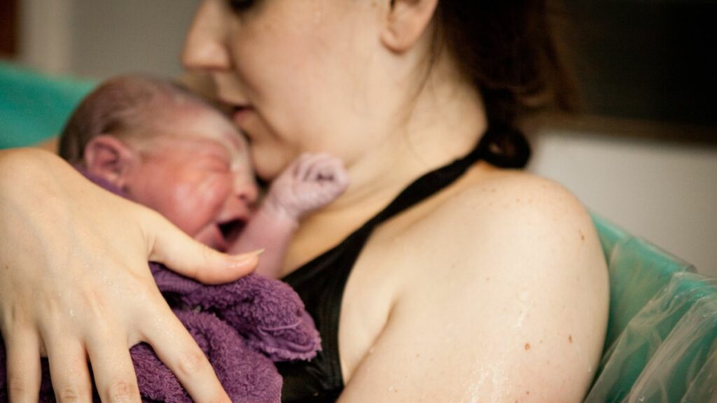 Roses Revolution Day: „Press‘ stärker, sonst kommt die Saugglocke!”