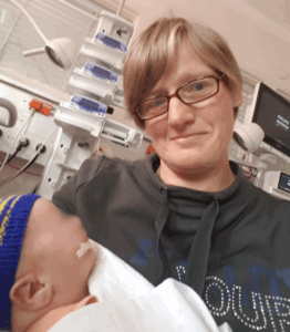 Leo und seine Mama im Krankenhaus.