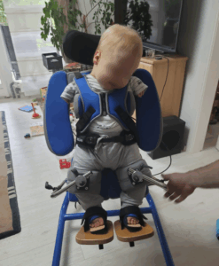 Leo braucht ein paar Hilfsmittel, aber er gibt nie auf!