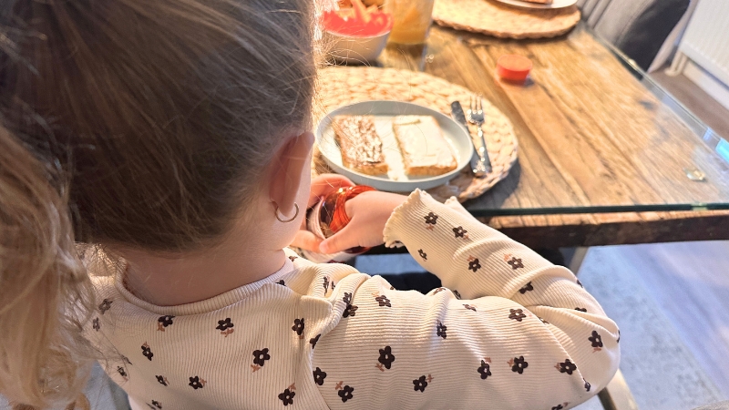 Kleines Mädchen greift beim Frühstück nach Immun Gums von Pediakid