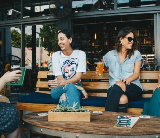 Friendflation: Hier ein Kino-Besuch, da ein kleiner Cocktail – Freundschaften können richtig ins Geld gehen.