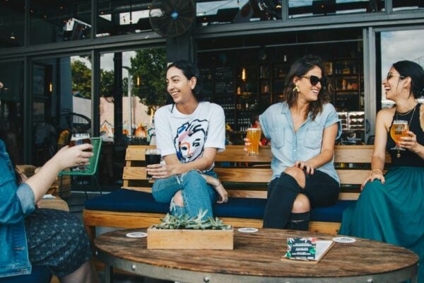 Friendflation: Hier ein Kino-Besuch, da ein kleiner Cocktail – Freundschaften können richtig ins Geld gehen.