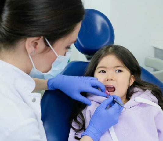 Regelmäßige Zahnarztbesuche von Anfang an beugen nicht nur Zahnproblemen vor – sondern auch der Angst vorm Praxis-Besuch.