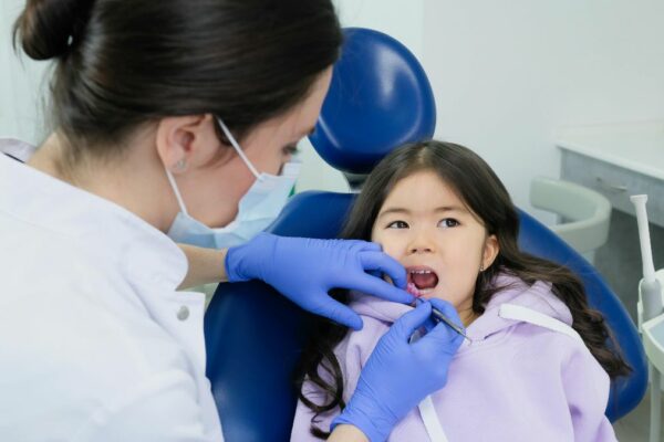 Regelmäßige Zahnarztbesuche von Anfang an beugen nicht nur Zahnproblemen vor – sondern auch der Angst vorm Praxis-Besuch.