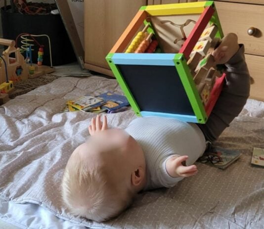 Der kleine Leo ist ein fröhliches, willensstarkes Kind.