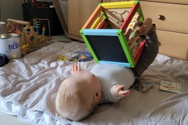 Der kleine Leo ist ein fröhliches, willensstarkes Kind.