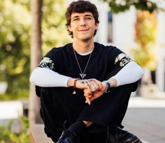 Noah wurde als Kind von seiner eigenen Mutter missbraucht - und hilft heute anderen Betroffenen.