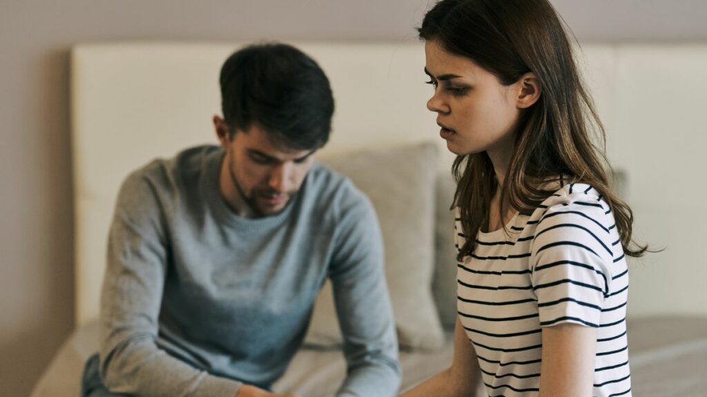 9 Anzeichen, dass er dich betrügt – und was du tun solltest