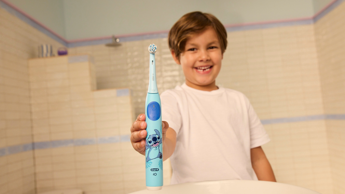 Junge mit elektrischer Zahnbürste mit Stitch-Design