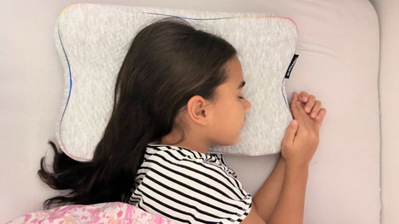 Mädchen schläft seitlich auf dem BLACKROLL Recovery Pillow für Kids
