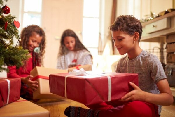 Die Geschenke sind für Kinder das Highlight der Feiertage.