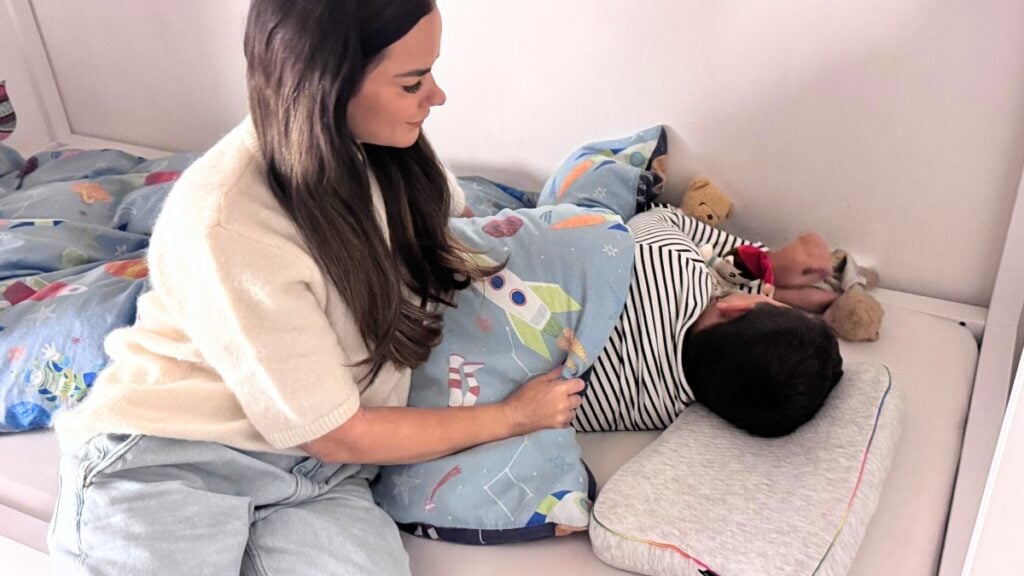 Von Kissen–Check bis Einschlaf-Snack – damit schläft dein Kind wirklich besser