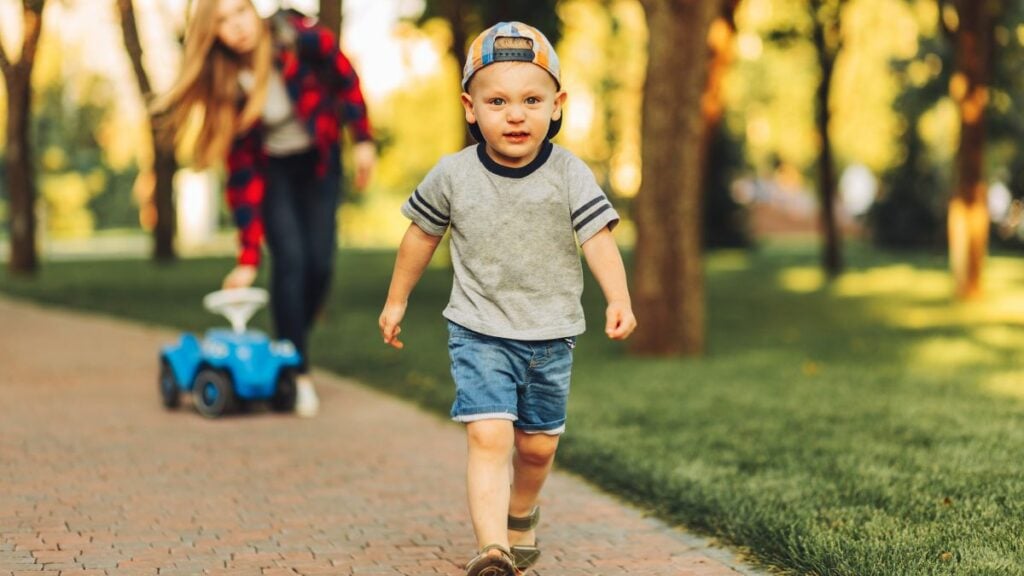 Einfach machen lassen? Dieser neue Erziehungstrend polarisiert