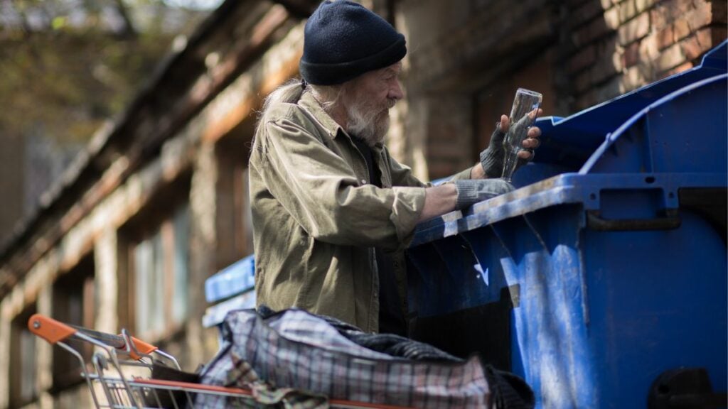 Selbstlos: Obdachloser spendet für alleinerziehende Mamas
