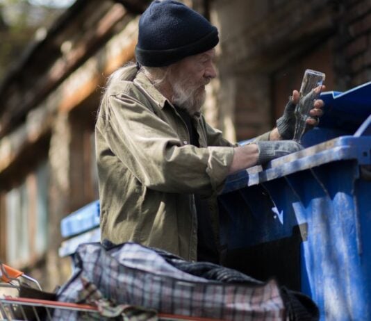 Der obdachlose Mann hatte Pfand gesammelt, um Geld zu spenden.