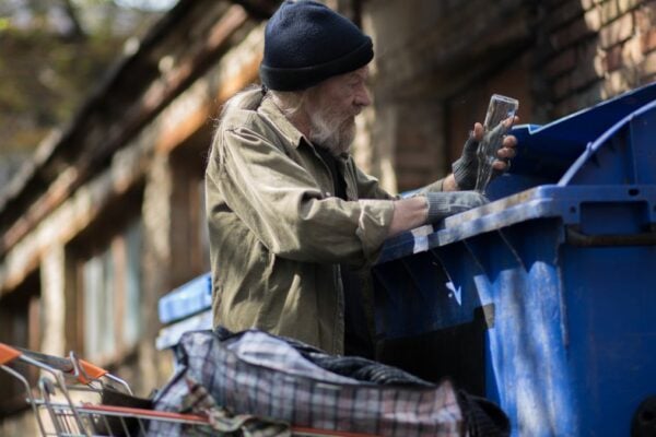 Der obdachlose Mann hatte Pfand gesammelt, um Geld zu spenden.