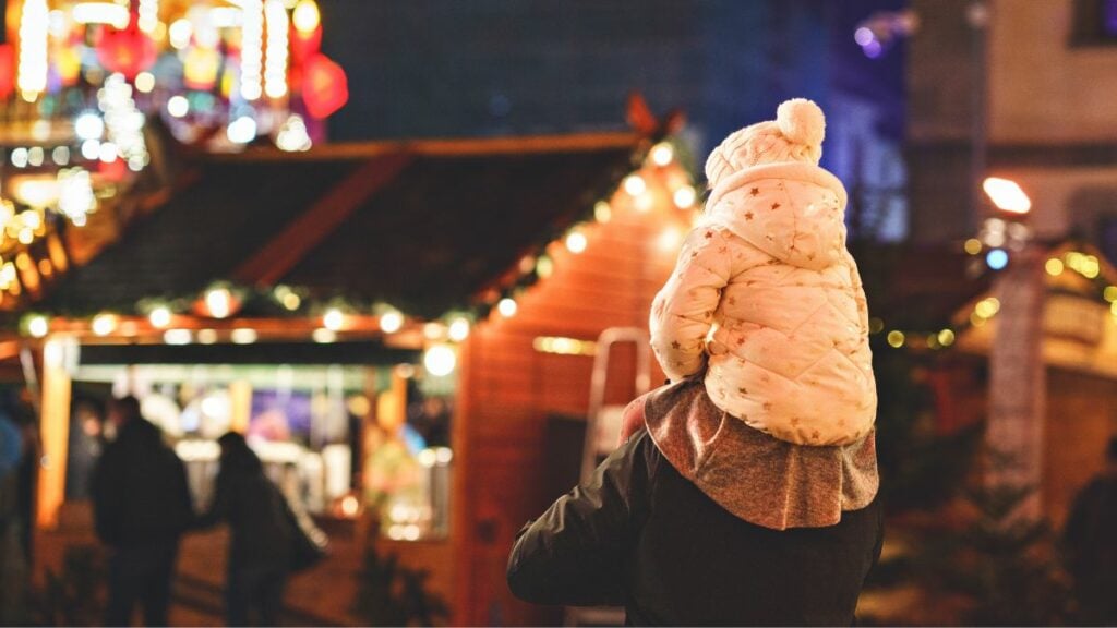 Weihnachtsmarkt mit Kleinkindern: Diese Gefahren unterschätzen viele Eltern